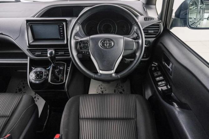 Toyota Voxy III (R80) Рестайлинг с пробегом 2018 года, цена 1 899 000 рублей, 178000 км, минивэн, Автокод Объявления