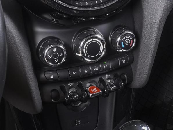 Mini Hatch III (F55/F56) Рестайлинг с пробегом 2018 года, цена 2 099 000 рублей, 66501 км, хэтчбек, Автокод Объявления