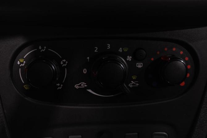 Renault Logan II Рестайлинг с пробегом 2019 года, цена 799 000 рублей, 53000 км, седан, Автокод Объявления