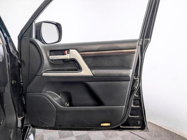 Toyota Land Cruiser 200 Series Рестайлинг 2 с пробегом 2017 года, цена 6 170 000 рублей, 177144 км, внедорожник, Автокод Объявления