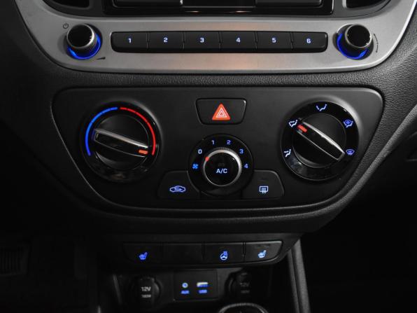 Hyundai Solaris II с пробегом 2018 года, цена 960 000 рублей, 130795 км, седан, Автокод Объявления