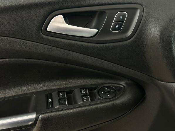 Ford Kuga II Рестайлинг с пробегом 2017 года, цена 1 675 000 рублей, 102520 км, внедорожник, Автокод Объявления