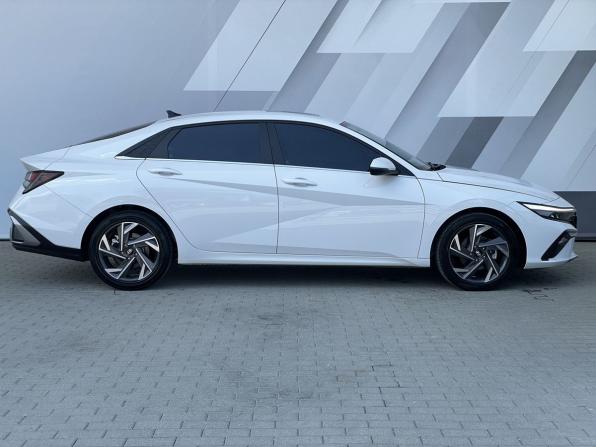 Hyundai Elantra VII (CN7) Рестайлинг с пробегом 2024 года, цена 2 770 000 рублей, 5926 км, седан, Автокод Объявления