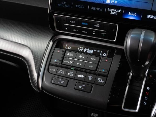 Honda Stepwgn V Рестайлинг с пробегом 2018 года, цена 2 100 000 рублей, 133691 км, минивэн, Автокод Объявления