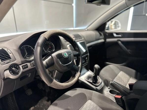Skoda Octavia II (A5) Рестайлинг с пробегом 2012 года, цена 739 000 рублей, 215000 км, лифтбек, Автокод Объявления
