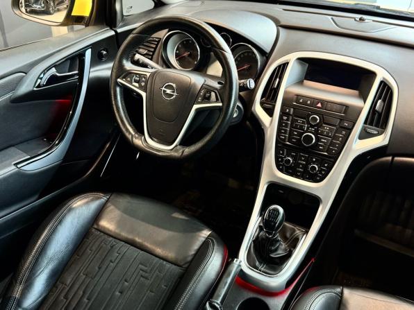 Opel Astra J Рестайлинг с пробегом 2013 года, цена 900 000 рублей, 135049 км, хэтчбек, Автокод Объявления