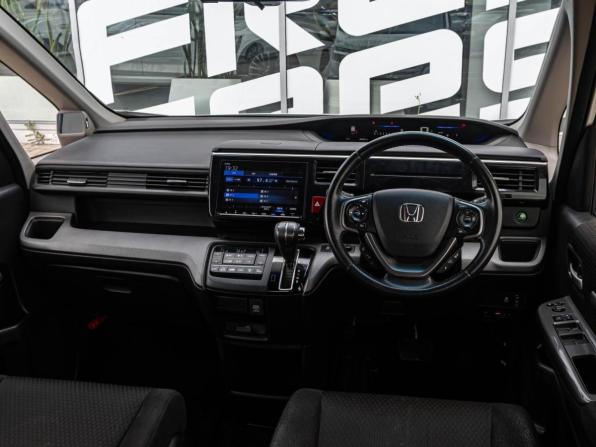 Honda Stepwgn V Рестайлинг с пробегом 2018 года, цена 2 130 000 рублей, 99897 км, минивэн, Автокод Объявления