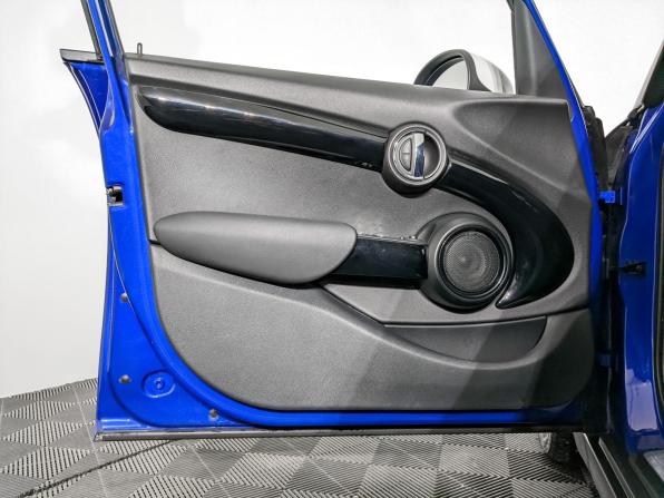 Mini Hatch III (F55/F56) Рестайлинг с пробегом 2019 года, цена 2 095 000 рублей, 43219 км, хэтчбек, Автокод Объявления