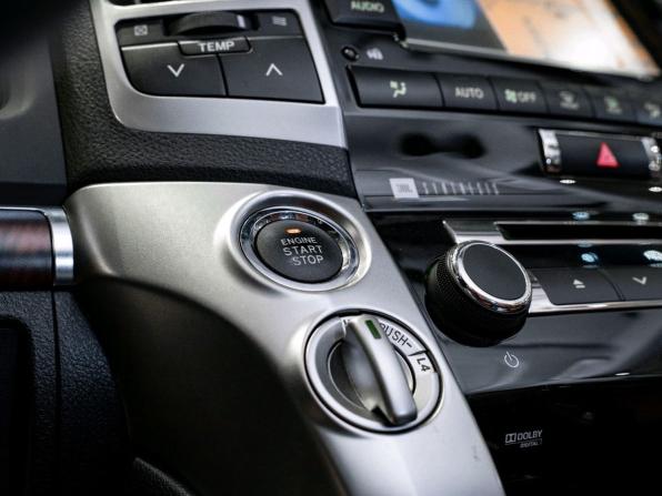 Toyota Land Cruiser 200 Series Рестайлинг 1 с пробегом 2014 года, цена 5 279 900 рублей, 180045 км, внедорожник, Автокод Объявления