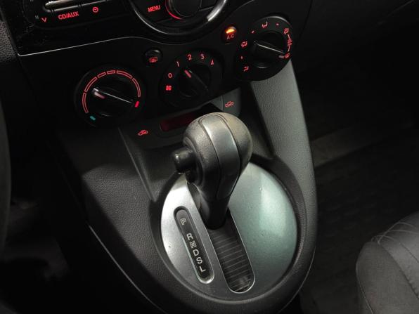 Mazda 2 II Рестайлинг (DE2) с пробегом 2012 года, цена 700 000 рублей, 240954 км, хэтчбек, Автокод Объявления