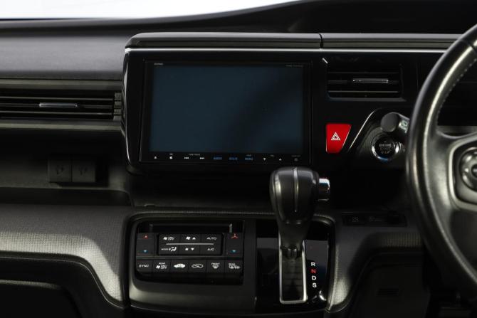 Honda Stepwgn V с пробегом 2015 года, цена 1 849 000 рублей, 130000 км, минивэн, Автокод Объявления