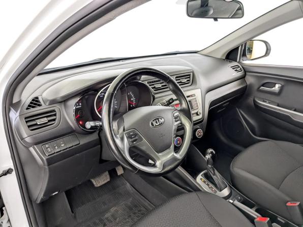 Kia Rio III Рестайлинг с пробегом 2017 года, цена 1 320 000 рублей, 69162 км, хэтчбек, Автокод Объявления
