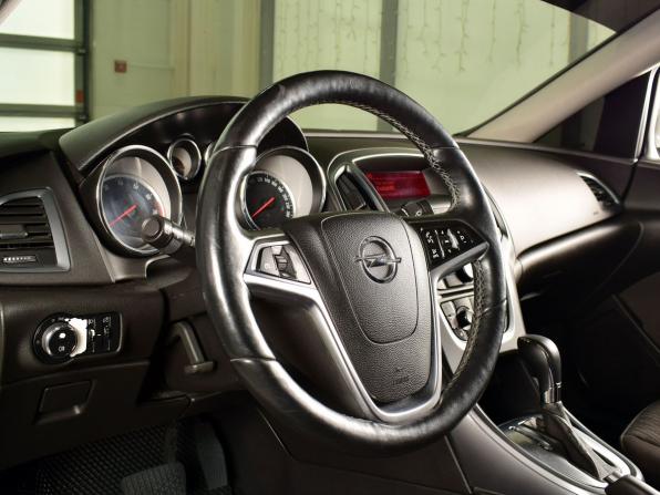 Opel Astra J Рестайлинг с пробегом 2014 года, цена 945 995 рублей, 116605 км, седан, Автокод Объявления