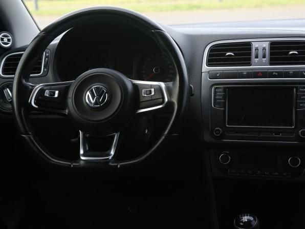 Volkswagen Polo V Рестайлинг с пробегом 2019 года, цена 972 000 рублей, 141000 км, седан, Автокод Объявления