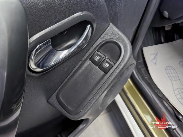 Renault Duster I Рестайлинг с пробегом 2018 года, цена 1 328 000 рублей, 136000 км, внедорожник, Автокод Объявления