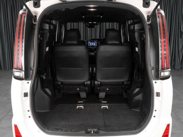 Toyota Noah III (R80) Рестайлинг с пробегом 2018 года, цена 2 349 000 рублей, 120279 км, минивэн, Автокод Объявления