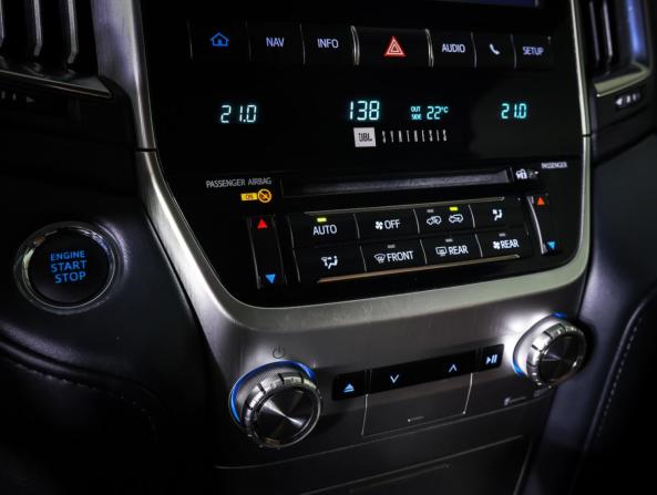 Toyota Land Cruiser 200 Series Рестайлинг 2 с пробегом 2018 года, цена 6 448 000 рублей, 137908 км, внедорожник, Автокод Объявления