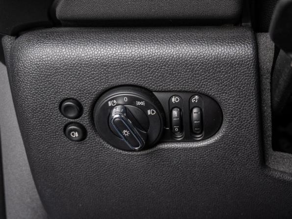 Mini Hatch III (F55/F56) Рестайлинг с пробегом 2019 года, цена 2 760 000 рублей, 62745 км, хэтчбек, Автокод Объявления