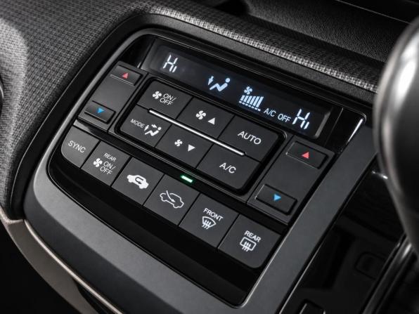 Honda Stepwgn V с пробегом 2015 года, цена 1 479 000 рублей, 160202 км, минивэн, Автокод Объявления