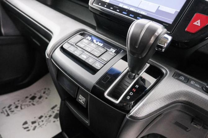 Honda Stepwgn V с пробегом 2016 года, цена 1 949 000 рублей, 107320 км, минивэн, Автокод Объявления