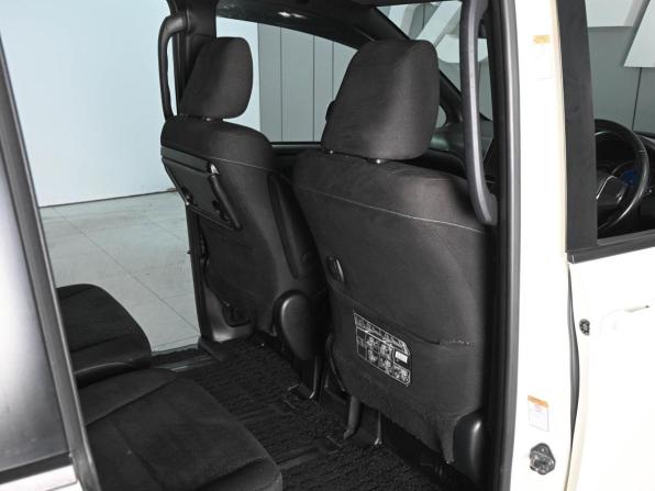 Toyota Noah III (R80) Рестайлинг с пробегом 2018 года, цена 2 669 000 рублей, 147529 км, минивэн, Автокод Объявления