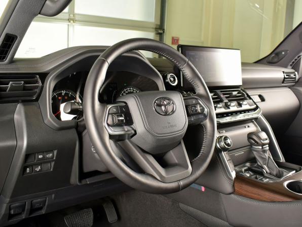 Toyota Land Cruiser 300 Series с пробегом 2023 года, цена 15 550 995 рублей, 84 км, внедорожник, Автокод Объявления