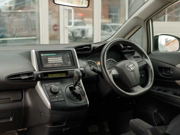 Toyota Wish II с пробегом 2011 года, цена 1 355 000 рублей, 237456 км, минивэн, Автокод Объявления