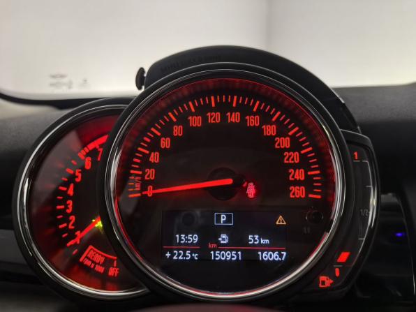 Mini Hatch III (F55/F56) Рестайлинг с пробегом 2019 года, цена 1 500 000 рублей, 150950 км, хэтчбек, Автокод Объявления