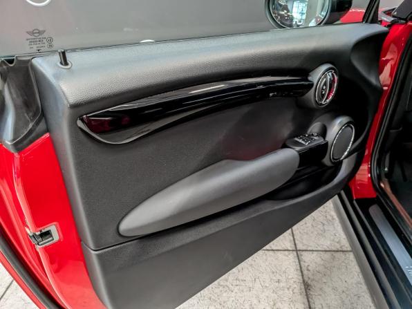 Mini Hatch III (F55/F56) Рестайлинг с пробегом 2020 года, цена 2 315 000 рублей, 51000 км, хэтчбек, Автокод Объявления