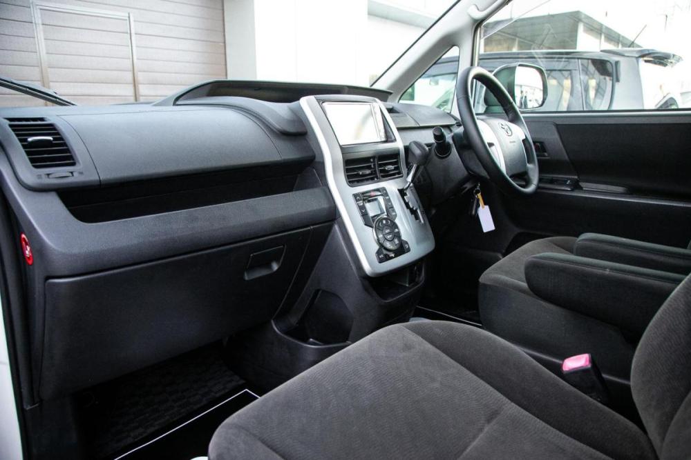 Toyota Voxy II (R70) Иркутск  - изображение 18