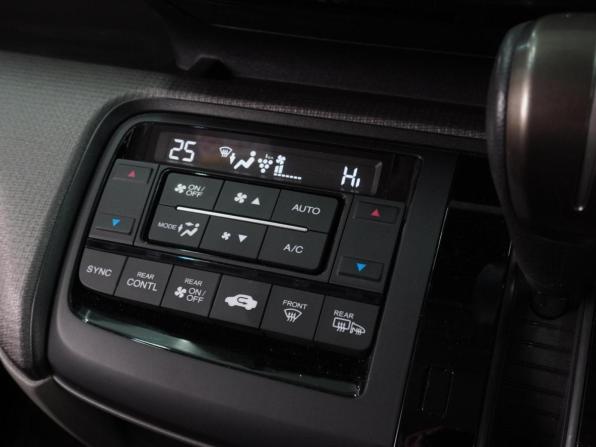 Honda Stepwgn V с пробегом 2017 года, цена 1 824 000 рублей, 242487 км, минивэн, Автокод Объявления