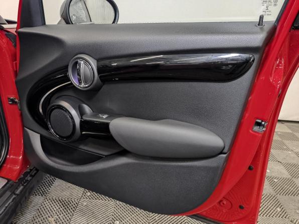 Mini Hatch III (F55/F56) Рестайлинг с пробегом 2019 года, цена 1 850 000 рублей, 107800 км, хэтчбек, Автокод Объявления