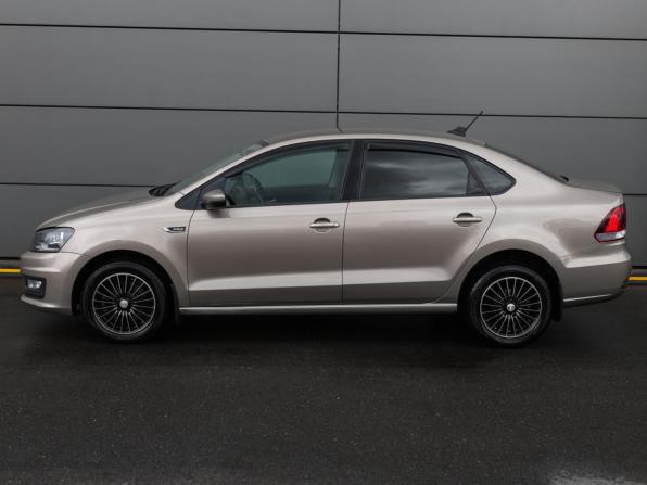 Volkswagen Polo V Рестайлинг с пробегом 2017 года, цена 1 349 000 рублей, 132940 км, седан, Автокод Объявления