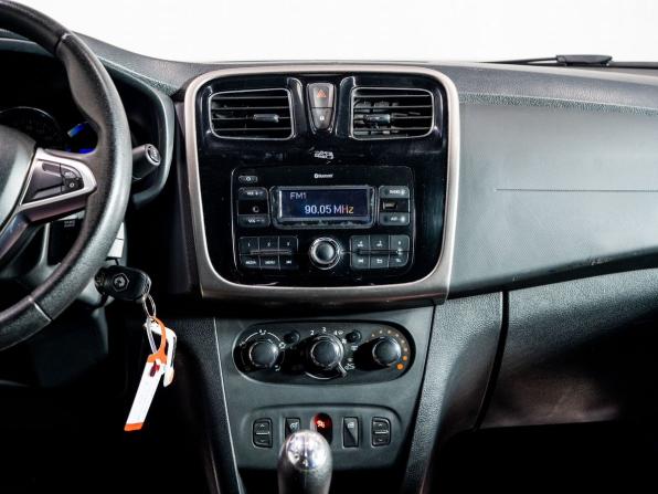 Renault Logan II Рестайлинг с пробегом 2018 года, цена 615 000 рублей, 220000 км, седан, Автокод Объявления