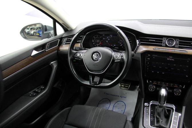 Volkswagen Passat B8 с пробегом 2018 года, цена 2 340 000 рублей, 221068 км, универсал, Автокод Объявления