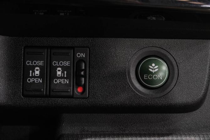 Honda Stepwgn V с пробегом 2015 года, цена 1 969 000 рублей, 131800 км, минивэн, Автокод Объявления