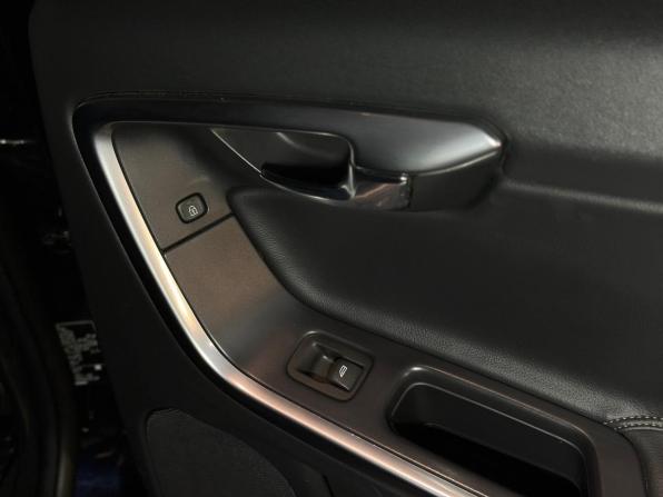 Volvo S60 II Рестайлинг с пробегом 2017 года, цена 1 590 000 рублей, 178353 км, седан, Автокод Объявления