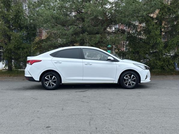 Hyundai Solaris II Рестайлинг с пробегом 2021 года, цена 1 359 000 рублей, 130418 км, седан, Автокод Объявления