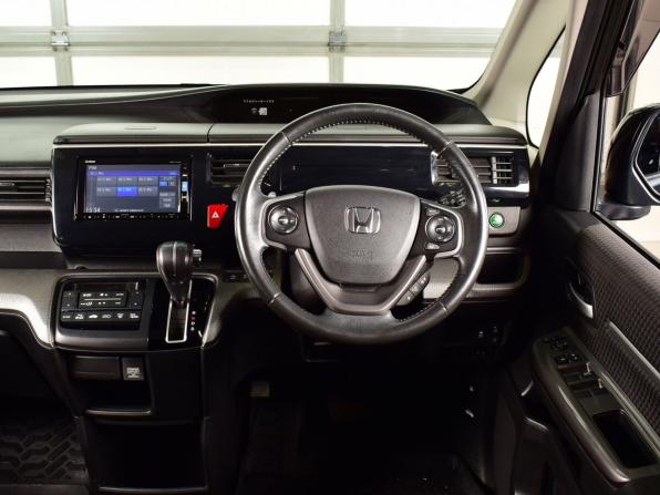 Honda Stepwgn V с пробегом 2017 года, цена 1 664 995 рублей, 160538 км, минивэн, Автокод Объявления