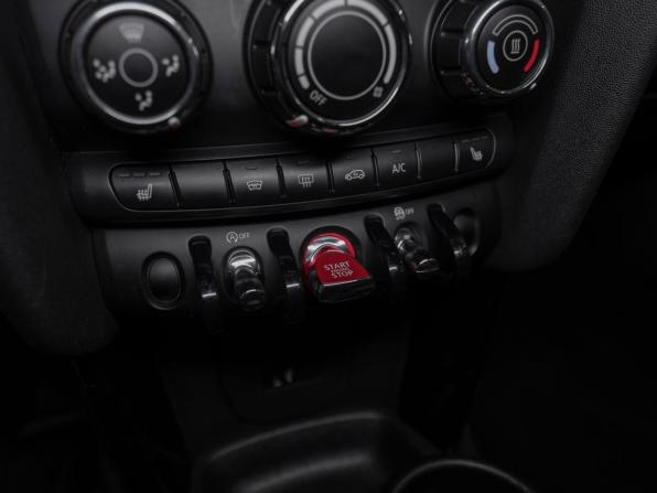 Mini Hatch III (F55/F56) Рестайлинг с пробегом 2018 года, цена 1 845 000 рублей, 92652 км, хэтчбек, Автокод Объявления