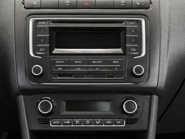 Volkswagen Polo V Рестайлинг с пробегом 2015 года, цена 977 000 рублей, 111947 км, седан, Автокод Объявления