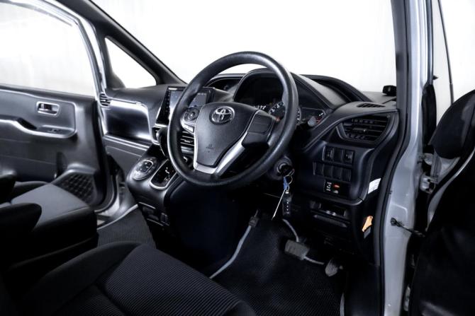 Toyota Noah III (R80) с пробегом 2017 года, цена 1 999 000 рублей, 121883 км, минивэн, Автокод Объявления
