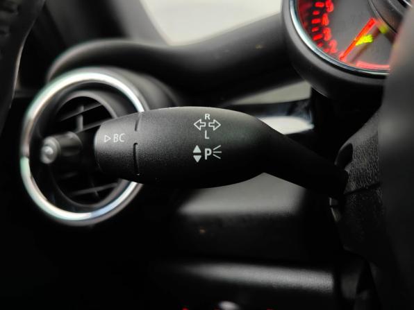 Mini Hatch III (F55/F56) Рестайлинг с пробегом 2019 года, цена 1 698 000 рублей, 143151 км, хэтчбек, Автокод Объявления