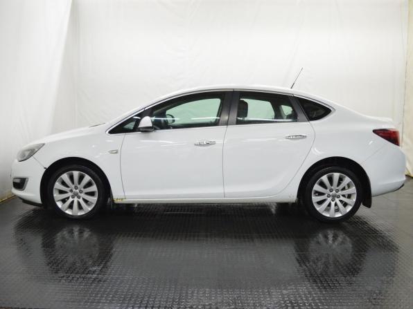 Opel Astra J Рестайлинг с пробегом 2013 года, цена 640 000 рублей, 241319 км, седан, Автокод Объявления