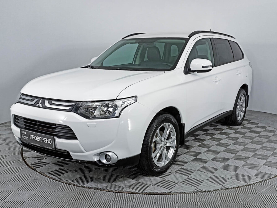 Outlander 3 бензин. Mitsubishi Outlander III 2014. Mitsubishi Outlander III Рестайлинг. Митсубиси Аутлендер 2014. Mitsubishi Outlander 2014.