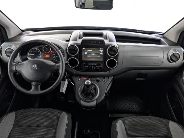 Peugeot Partner II Рестайлинг 2 с пробегом 2017 года, цена 1 410 000 рублей, 130755 км, компактвэн, Автокод Объявления