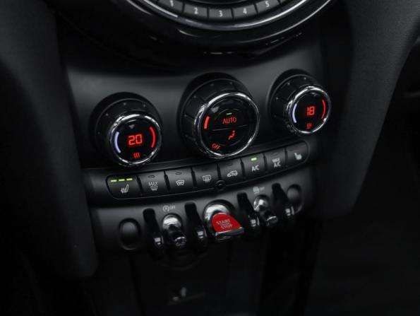 Mini Hatch III (F55/F56) Рестайлинг с пробегом 2020 года, цена 2 399 000 рублей, 22791 км, хэтчбек, Автокод Объявления