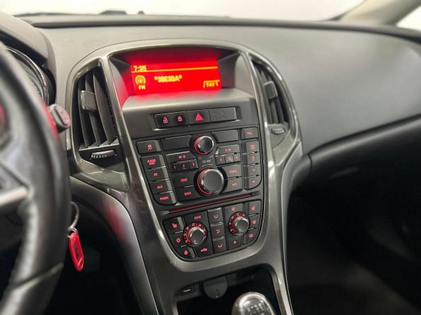 Opel Astra J Рестайлинг с пробегом 2013 года, цена 650 000 рублей, 199000 км, хэтчбек, Автокод Объявления