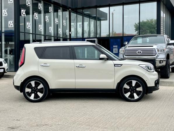 Kia Soul II Рестайлинг с пробегом 2017 года, цена 1 700 000 рублей, 44376 км, хэтчбек, Автокод Объявления