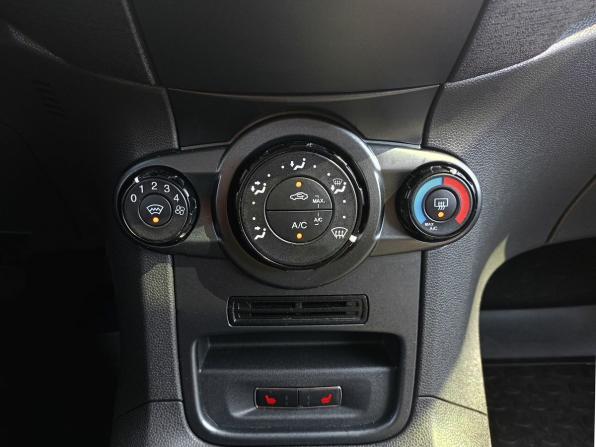 Ford Fiesta Mk6 Рестайлинг с пробегом 2015 года, цена 899 000 рублей, 60900 км, седан, Автокод Объявления